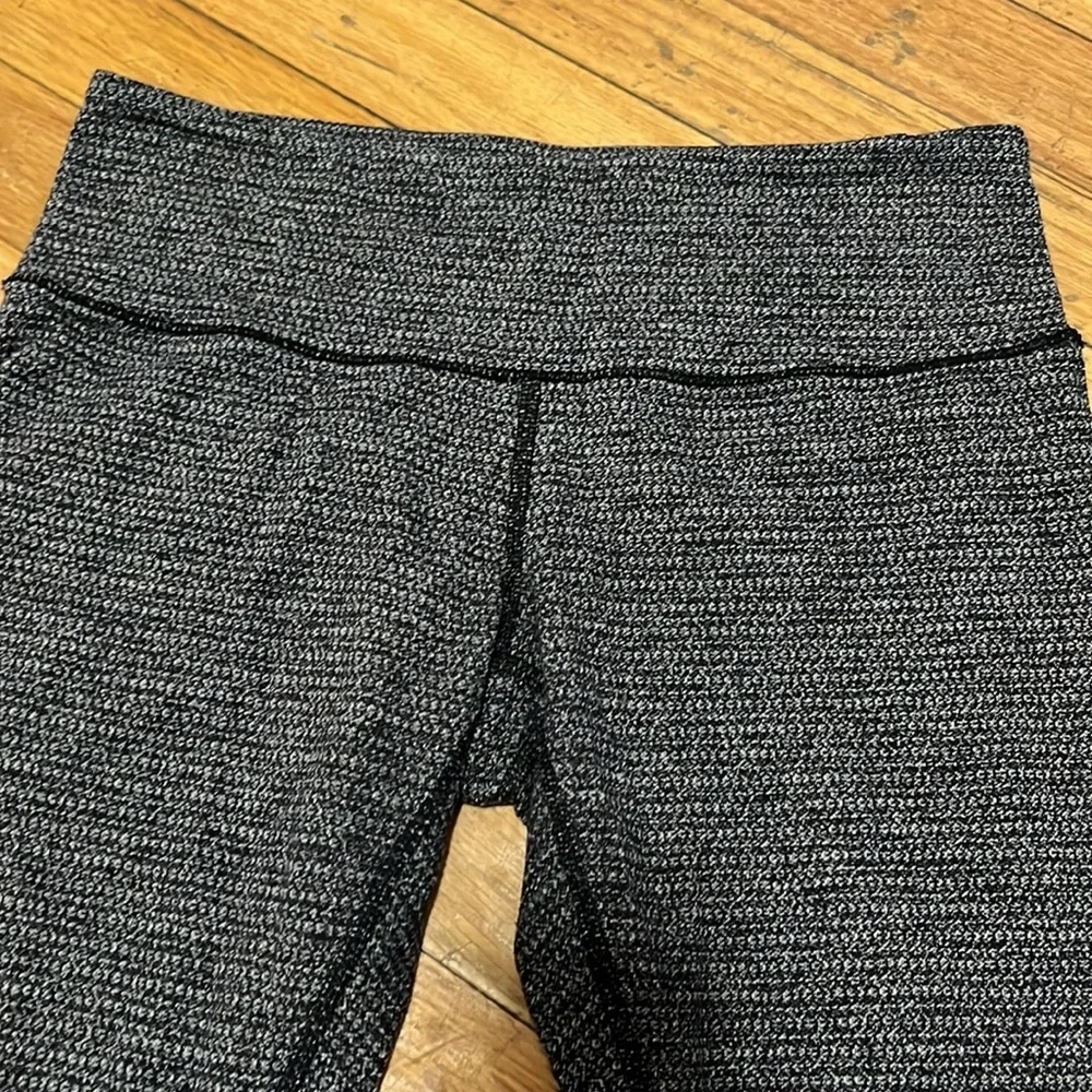 Lululemon gray speckled wunder under crop - Picture 2 of 5
